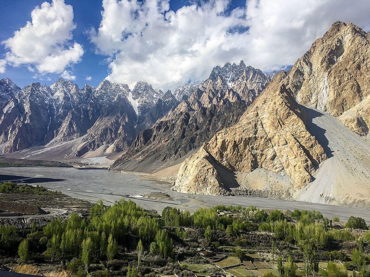 4x4 on the Karakoram Highway near Hunza